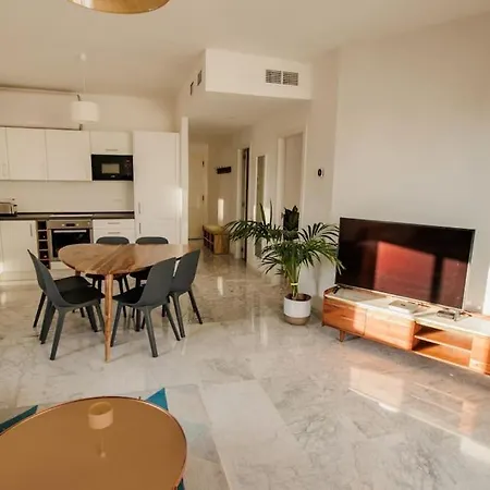 Contemporary Across Club ماربيا